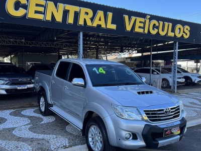 Hilux SRV 3.0 Turbo 4X4 AT CD Ano 2014